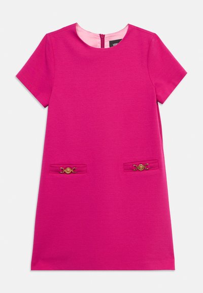Φωτεινό ροζ φόρεμα με κοντά μανίκια και στρογγυλή λαιμόκοψη, δύο μπροστινές τσέπες με διακοσμητικά κουμπιά σε χρυσό τόνο και κλείσιμο με φερμουάρ στο πίσω μέρος.