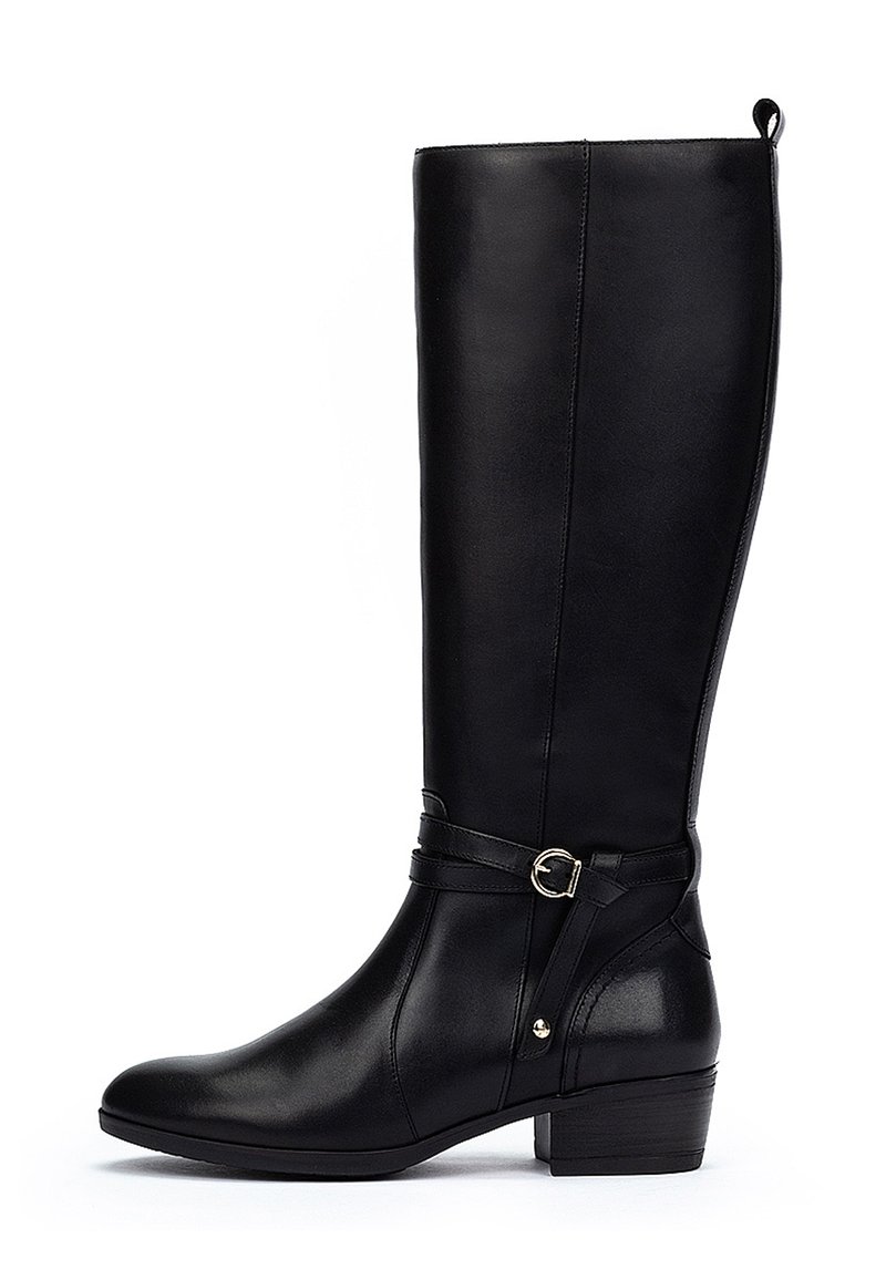 Bota negra hasta la rodilla hecha de cuero suave, con punta redondeada, un pequeño tacón cuadrado y una correa decorativa con una hebilla circular dorada.
