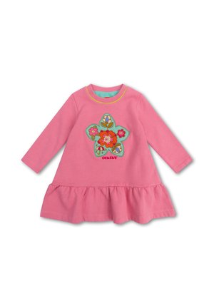 Roze jurk met lange mouwen en een volantszoom, met een bloemenapplicatie in levendige kleuren en een contrasterende kraag. Zachte katoenen stof.