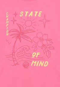 Ροζ βαμβακερό t-shirt με γραφικό σχέδιο φοινικόδεντρου, ήλιου, κυμάτων και λουλουδιών, με το κείμενο «Champion State of Mind» σε κίτρινο χρώμα.