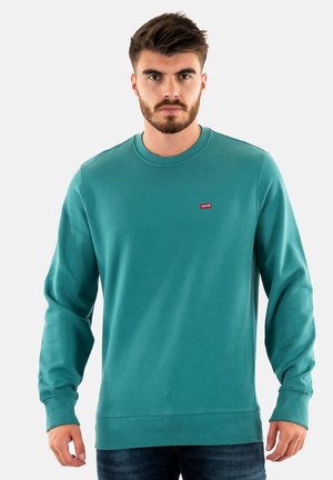Sudadera color turquesa hecha de una tela suave, con cuello redondo, mangas largas y un pequeño logo rojo de Levi's en el lado izquierdo del pecho.