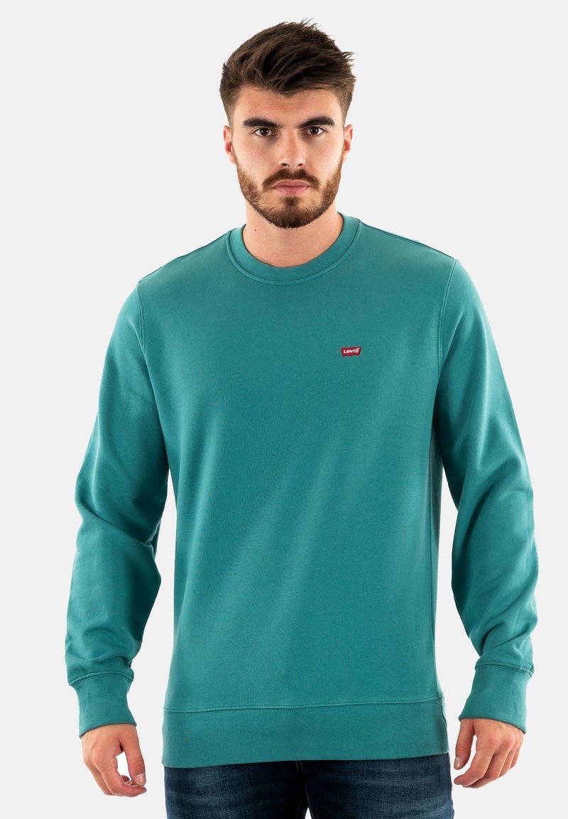 Sudadera color turquesa hecha de una tela suave, con cuello redondo, mangas largas y un pequeño logo rojo de Levi's en el lado izquierdo del pecho.
