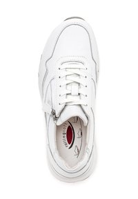 Baskets blanches avec tiges en cuir lisse, fermeture à lacets, une fermeture éclair sur le côté et une semelle texturée. L'intérieur présente un design d'insole imprimé.