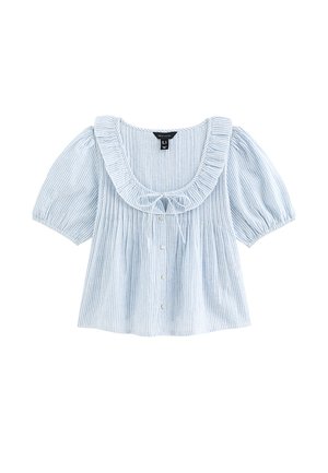 Blouse rayée bleu clair et blanche avec manches bouffantes, col à volants, boutonnière devant et détail noué au niveau du col.