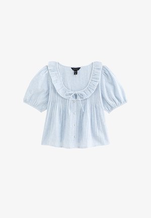 Blouse rayée bleu clair et blanche avec manches bouffantes, col à volants, boutonnière devant et détail noué au niveau du col.