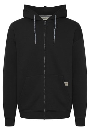 Melns zipa jaku galds, izgatavots no kokvilnas sajaukuma, ar aukliņu kapuci, divām priekšējām kabatām, ribotām piedurknēm un mazu zīmola etiķeti.