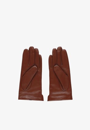 Coppia di guanti in pelle marrone distesi su una superficie bianca con i pollici rivolti verso l'interno.