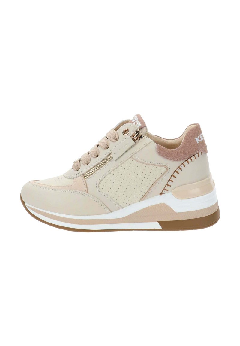 Sneaker beige chiaro con texture perforata, lacci tondi e cerniera laterale. Presenta un accento rosa contrastante sul tallone e una suola marrone.