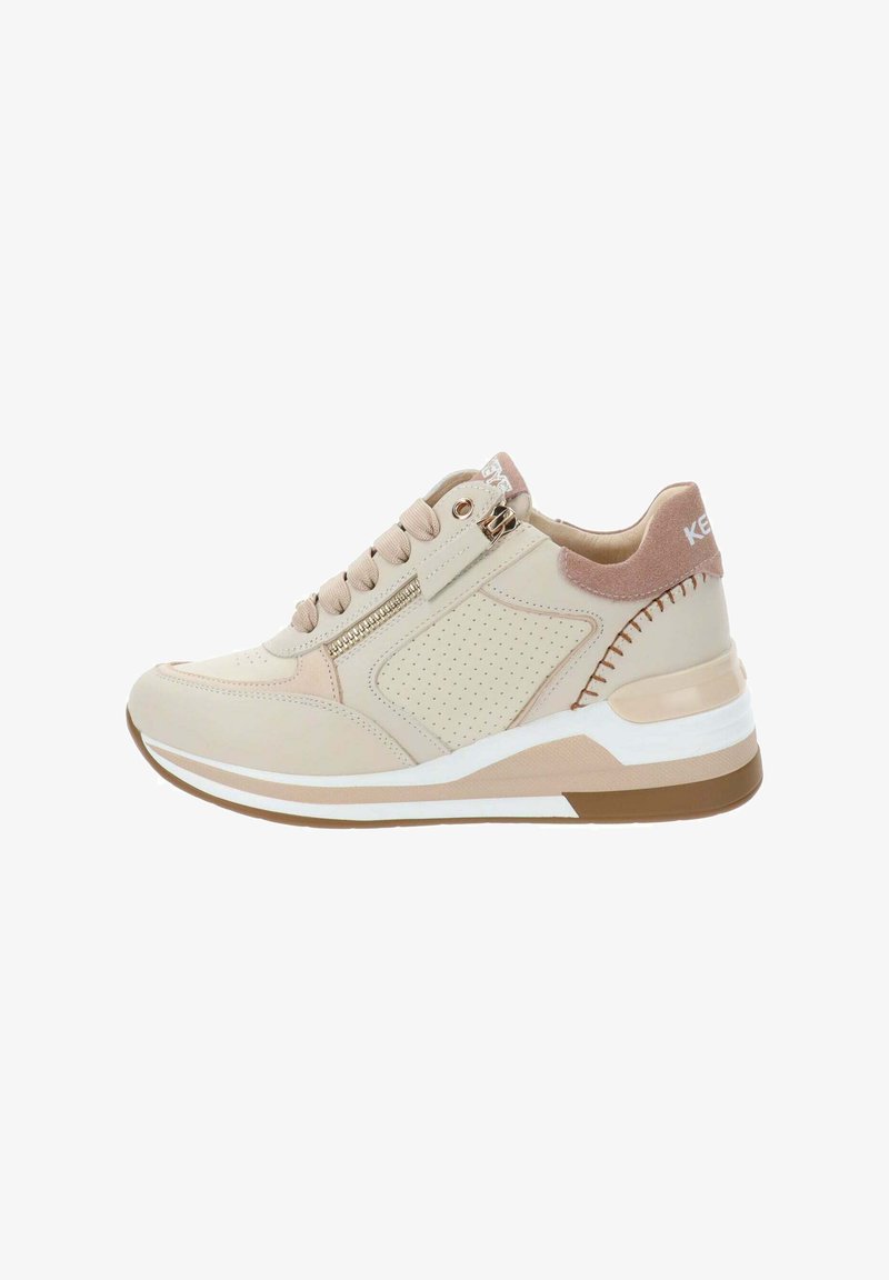 Sneaker beige chiaro con texture perforata, lacci tondi e cerniera laterale. Presenta un accento rosa contrastante sul tallone e una suola marrone.