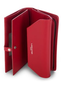 Portafoglio in cuoio rosso con più slot per carte, un vano con zip e una chiusura a scatto. Presenta un dettaglio logo impresso sulla parte esterna.