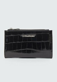 Portefeuille en cuir verni noir avec un motif de peau de crocodile, fermeture zippée et quincaillerie en argent arborant le logo "Stradivarius".