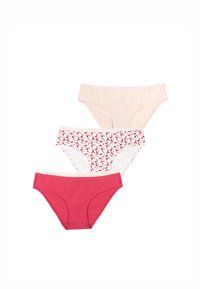 Trois culottes pour femmes : une rose clair unie, une rouge unie, et une à motif de feuilles rouges et vertes sur fond blanc.