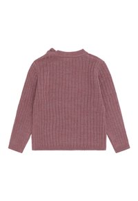 Rippstrickpullover in staubigem Rosa mit langen Ärmeln und rundem Ausschnitt. Die Textur ist weich mit einem dezenten Muster. Keine sichtbaren Verschlüsse.