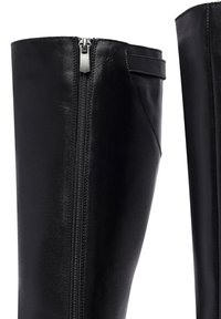 Stivali alti neri in pelle, con zip laterale e texture liscia, dal design elegante e con una sottile cucitura decorativa.