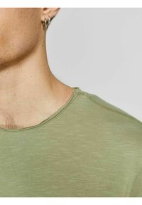 Jack & Jones EBASHER O-NECK SS - T-shirts basic - tea