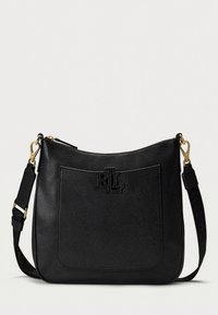 Černá kožená kabelka přes rameno s texturou zrna, přední kapsou, raženým logem, nastavitelným popruhem a kováním zlatožluté barvy.