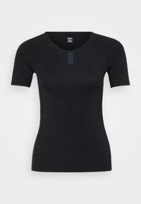 Zwarte t-shirt met korte mouwen van zachte stof. Heeft een ronde halslijn en een lichte toting rond de taille. Merkenlabel bij de hals.