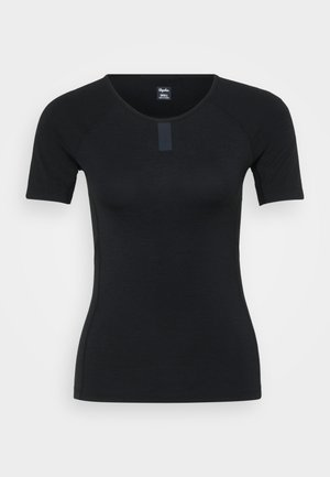 Črna kratka majica s kratkimi rokavi, narejena iz mehkega materiala. Ima okroglo izreza in rahlo oblikovanje v predelu pasu. Blagovna znamka je označena na vratu.