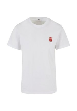 Valge puuvillane t-särk, millel on ümmargune kaelus ja lühikesed varrukad, ning vasakul rinnal on väike punane tikandiga logo.