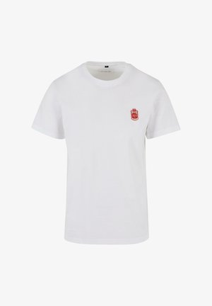 Valge puuvillane t-särk, millel on ümmargune kaelus ja lühikesed varrukad, ning vasakul rinnal on väike punane tikandiga logo.