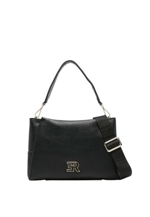 Borsa a mano in pelle nera con finitura testurizzata, dotata di tracolla e un logo dorato sul fronte. Design liscio e strutturato.