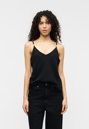 Camisole in raso nero con scollatura a V, spalline sottili regolabili e dettagli argentati. Tessuto liscio, design ampio, abbinato a jeans neri.