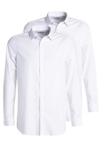 Weiße Langarm-Hemdblusen mit button-down Kragen, aus einem glatten Baumwollmischgewebe und in taillierter Passform, in einem Set von zwei Stück.