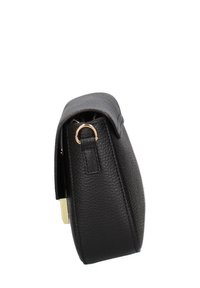 Borsa nera in pelle con una finitura textured, cima curva e un anello accentato in tonalità oro. Design semplice con chiusura a patta laterale.