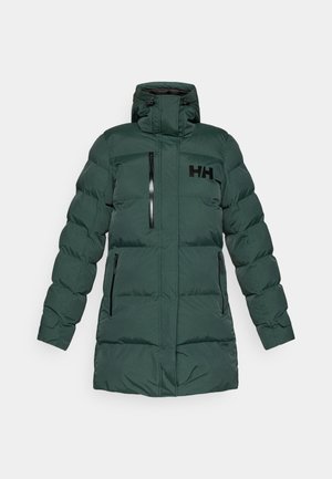 Cappotto invernale imbottito verde scuro con cappuccio, tre tasche con zip e logo nero "HH" sul petto.