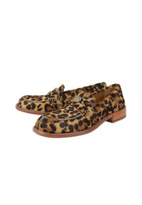 Mocassini con stampa leopardata, upper in pelliccia texturizzata, fodera in pelle e tacco in legno. Presentano un'accoppiamento a doppia fibbia.