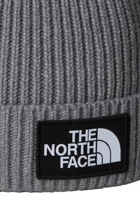 Γκρι πλεκτός σκούφος με ριμπ ύφανση και φαρδιά μανσέτα. Διαθέτει ορθογώνιο μαύρο σημάδι με λευκό κείμενο και λογότυπο της The North Face.