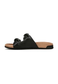 Zwarte leren slidesandalen met twee geknoopte accenten, platte tan inlegzool en getextureerde zwarte buitenzool. Heeft een minimalistisch ontwerp.
