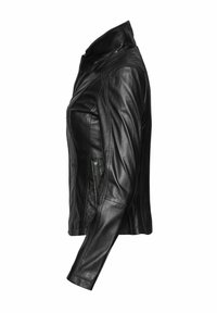 Crna kožna jakna s visokim ovratnikom, prednjim zatvaračem i bočnim džepovima. Ima prilagođeni dizajn i vidljive šavne panele.