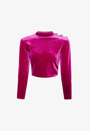 Lühikeste varrukatega, kõrge kaelusega särgike erksas roosas sametis, millel on sädelev tekstuur ja kolm dekoratiivset nööpi vasakul õlal.