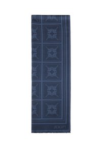 Marineblauwe sjaal van een zachte stof, met een geometrisch patroon van vierkanten en bloemmotieven met rafelige randen. Merklogo in de hoek.