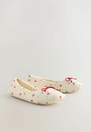Ballerinas aus cremfarbigem Stoff mit einem gemusterten Design, das kleine rote Kirschmotive und eine rote Schleifenakzent an der Vorderseite aufweist.