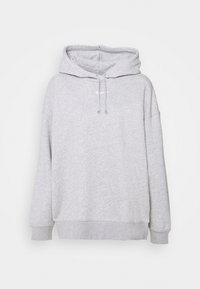 Grå huvtröja av mjukt tyg, med dragsko i huvan, en framficka och ribbade muddar och fåll. Enkel design utan mönster.