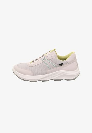 Hellgrau sportlicher Schuh aus Mesh und Wildleder, mit einer weißen Zwischensohle und subtilen blauen und grünen Akzenten an den Schnürsenkeln und dem Kragen.
