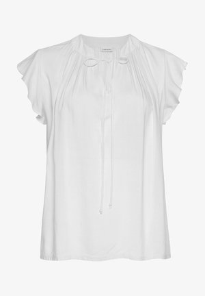 Blusa blanca de tela suave con mangas cortas con volantes, un escote atado y sutiles pliegues en la parte delantera para un detalle adicional.