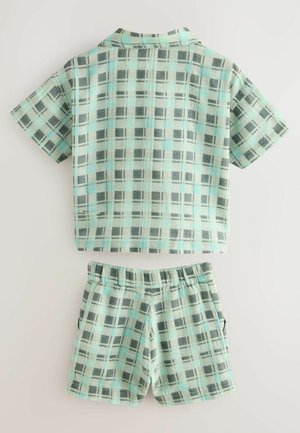 Košeľa s krátkym rukávom a golierom a zodpovedajúce šortky v mätovej kostkovanej vzore s sivými a čiernymi akcentmi, vyrobené z ľahkej tkaniny.