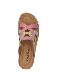 Multikleurige sandaal met roze, gele en beige banden, kruisontwerp, ronde voetbed, leren materiaal, gestikte zijkanten, platte zool.