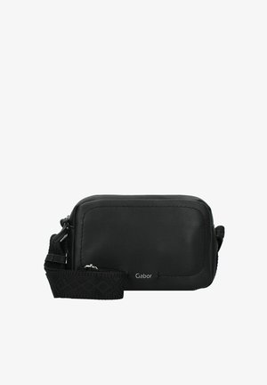 Bolso cruzado de cuero negro con forma rectangular, presenta una correa de tela texturizada y herrajes en plata. La etiqueta de la marca es visible.
