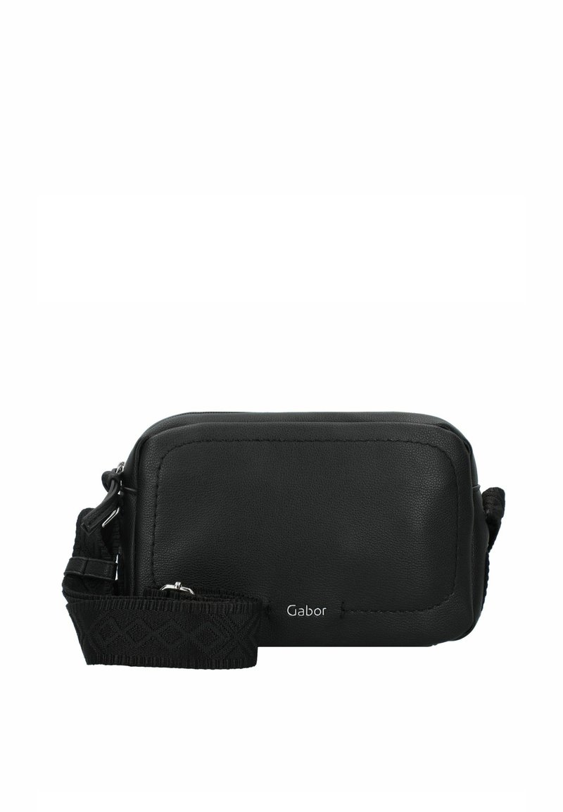 Bolso cruzado de cuero negro con forma rectangular, presenta una correa de tela texturizada y herrajes en plata. La etiqueta de la marca es visible.