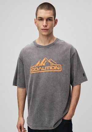 - T-shirt z nadrukiem