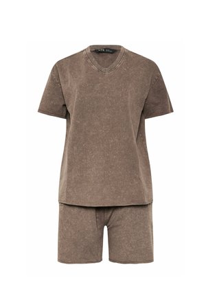 Bruin gewassen T-shirt met korte mouwen en V-hals, gecombineerd met bijpassende casual korte broek, gepresenteerd tegen een witte achtergrond.