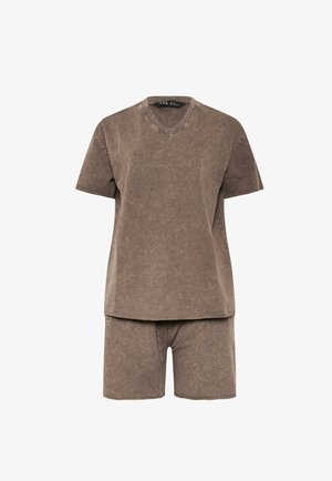 T-shirt marron délavé à manches courtes avec col en V, accompagné d'un short décontracté assorti, présenté sur un fond blanc.