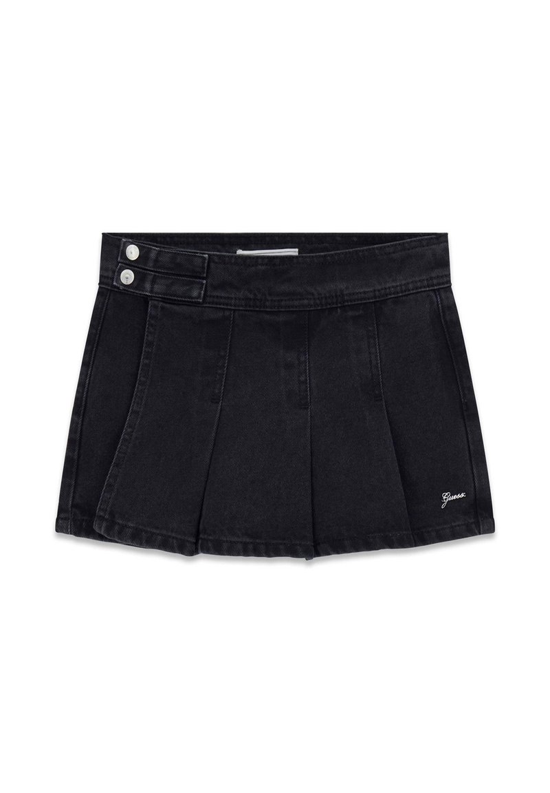 Gonna mini in denim nero con dettagli a pieghe, vita con doppio bottone e piccolo logo "Guess" bianco sull'orlo inferiore.