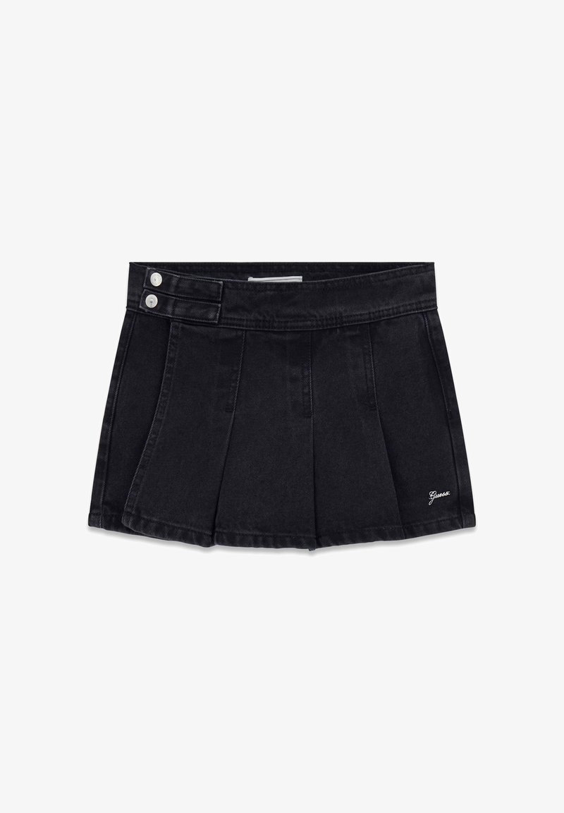 Gonna mini in denim nero con dettagli a pieghe, vita con doppio bottone e piccolo logo "Guess" bianco sull'orlo inferiore.