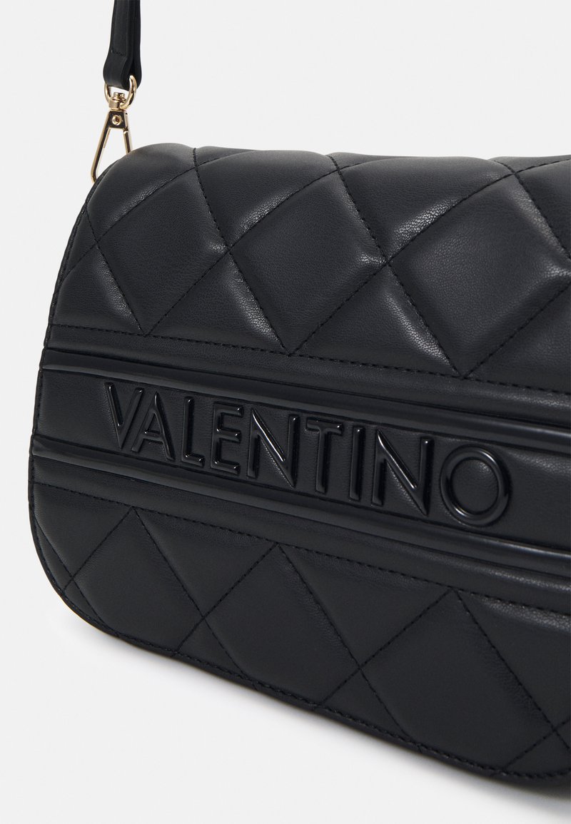 Schwarze, gesteppte Lederhandtasche mit geprägtem "VALENTINO"-Logo, strukturiertem Design und abnehmbaren Tragegurt mit goldfarbener Hardware.