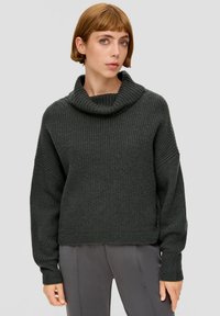 Dunkelgrüner, grob gestrickter Pullover mit umgeschlagenem Schalkragen, überschnittenen Schultern und gerippten Bündchen. Weiche Textur mit lockerer Passform.